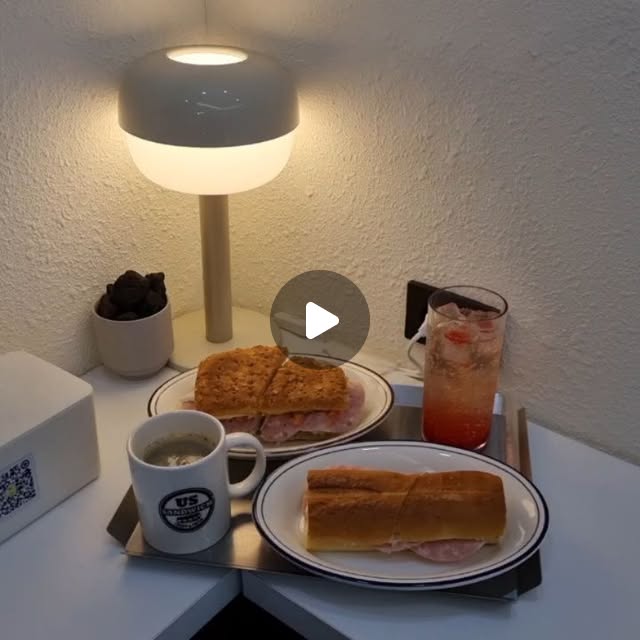 이지현 on Instagram: "#일상

종로5가 샌드위치맛집 어스샌드위치

종로5가에 볼일이 있어서 들렀다가
어스샌드위치에 다녀왔어요.

페스츄리 샌드위치가
맛있다고 해서 궁금했는데
직접 먹어보니
왜 사람들이 좋아하는지
바로 알겠더라고요.

어스샌드위치(페스츄리)는
빵 자체가 정말 매력적이었어요.

겉은 바삭하고 속은 부드러우면서
씹을수록 버터 향이 은은하게 느껴졌고
안에 들어간 재료들도 과하지 않아
전체적으로 조화가 정말 좋았어요.

함께 주문한 자몽에이드는
달기만 한 음료가 아니라
상큼한 맛이 살아 있어서
한 모금씩 마실 때마다 입이 깔끔해졌고
샌드위치와 함께 먹으니 더 맛있었어요.

잠봉뵈르는
담백한 빵에 짭짤한 잠봉과
치즈 조합이 깔끔해서
부담 없이 먹기 좋았어요.

페스츄리 샌드위치와는
또 다른 매력이 있어서
두 가지를 함께 주문하길 잘했다는
생각이 들었어요.

아메리카노와 함께 먹으니
전체 조합이 더 완벽하게 느껴졌어요.

커피의 쌉싸름한 맛이
샌드위치 각각의 풍미를 잘 살려주고
상큼한 자몽에이드와 번갈아가며 먹으니
한 끼 식사로 만족도가 정말 높았어요.

종로5가에서
간단하지만 특별한 샌드위치를 먹고 싶다면
한 번쯤 들러볼 만한 곳이에요.

✔상호 : 어스샌드위치 종로5가점
✔주소 : 서울 종로구 대학로 3 1층
✔영업시간 : 월~금 08:00 - 21:00
⠀⠀⠀⠀⠀⠀⠀⠀금, 토 09:00 - 20:00
✔전화번호 : 0507-1360-5656

#종로5가 #종로샌드위치 #어스샌드위치 #페스츄리샌드위치 #잠봉뵈르 #자몽에이드 #아메리카노 #샌드위치맛집 #서울맛집"