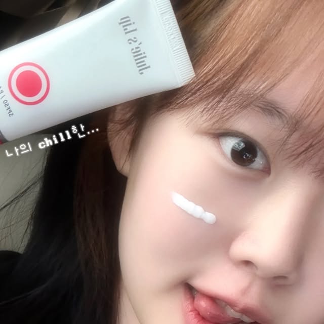 하은 HAEUN on Instagram: "@julies_lip_official 

올해는 작년보다 여름이 더 길다고 하던데...🫢
돌아온 여름, 공연할 때마다 땀을 정말 많이 흘리는 저에요...
요즘 낮 야외 공연이 갈 때 썬크림은 선택 아닌 필수💦

오늘 요 썬크림 바르고 공연해봤는데 밀림도 없어서 화장하기도 편했고
땀 흘려도 화장이 거의 안 무너지더라구요?!!! 쏘 굿

✅수분 가득한 가벼운 밀착력
✅SPF50 PA++++
✅무기자차 + 유기자차 = 백탁, 눈시림 NO
✅아로마오일 블랜딩 = 미백, 주름 개선, 피부 보호
.
.
.
#무기자차썬크림 #백탁없는썬크림 #부드러운썬크림 #줄리스썬크림 #SPF50 #PA++++ #자외선차단 #썬크림추천 #피부진정 #기능성썬크림 #줄리스립 #썬크림 #선크림 #협찬 #광고"