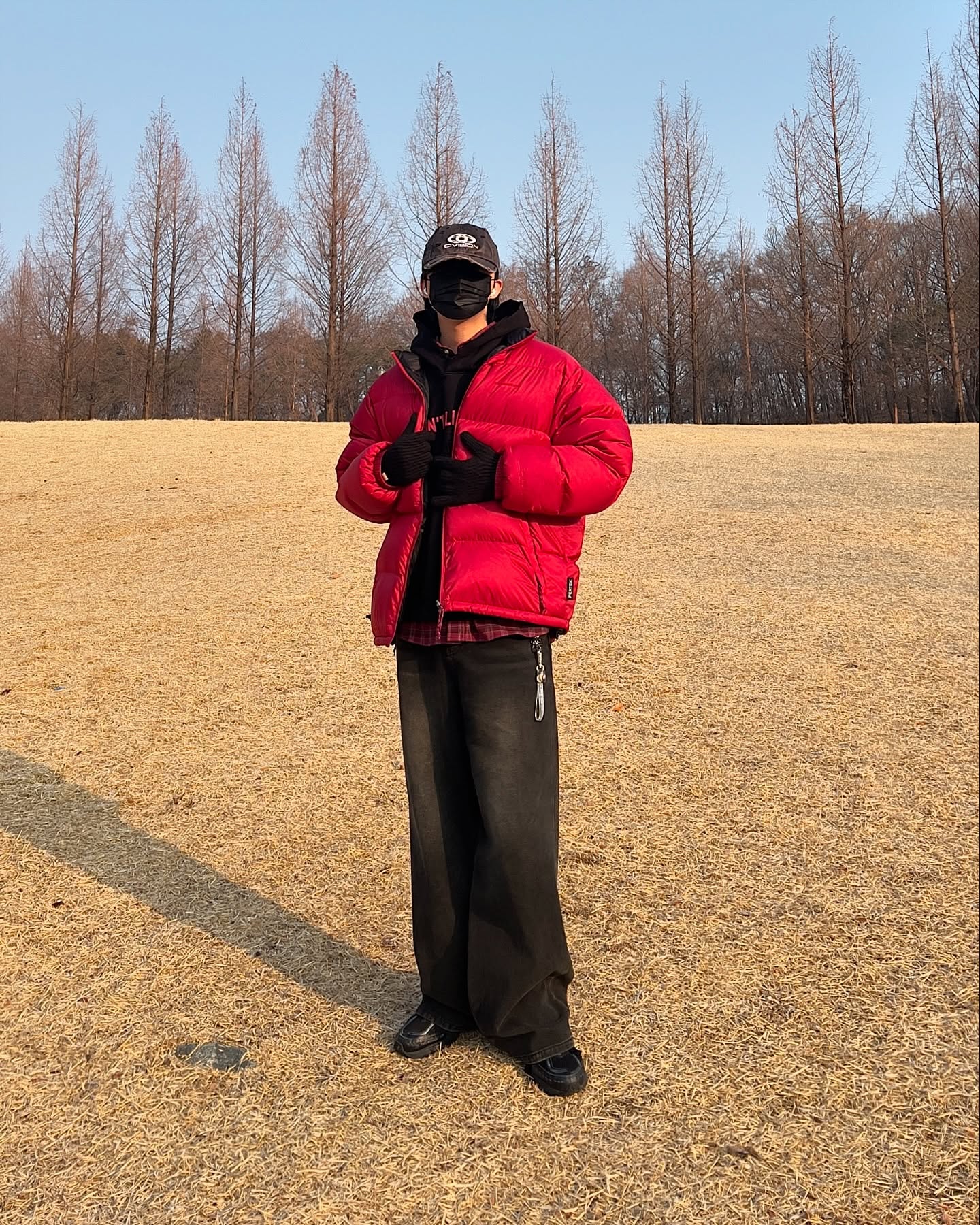 #이벤트 #모브라이프 mob_life_wrld 
181cm / 64kg
I DON’T LIKE VIRAL Hoodie

1️⃣ 무게와 원단의 두께를 대한민국에서 가장 잘 조절한 원단의 후드입니다 👏

2️⃣ 헤비웨이트800g이상의 높은 고중랑대의 국내산100% 고급스러운 원단을 사용하였습니다 😎

3️⃣ 디스 디테일이 아주 기깔납니다 ✅

Outer: thisisneverthat (협찬)
Top: mob_life_wrld (이벤트), cargobros (협찬)
Bottom: vivastudio_official 
Shoes: newbalance 
Etc
Cap: csc.kr 
Key ring: reflyperky (이벤트)
Gloves: 보세