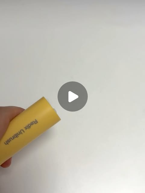 𝙳𝙸𝙴𝚂𝙴𝙻.𝚉𝙸𝙿🌿 on Instagram: "요즘 가방 속 신박템 하나 소개해요

전 여행 갈 때 치약 따로, 칫솔 따로 챙기는 게 제일 번거로워요😢
근데 이건 파우치에 쏙 들어가는 미니멀한 사이즈에 치약통도 내장되어 있어서 이거 하나면 끝이에요🪥

그냥 뚜껑을 톡 누르면 되는 푸시 시스템이라 치약 짤 필요도 없고
한 번 충전하면 일주일은 거뜬해서 출장이나 여행 갈 때 딱이에요
특히 에어 벤트 설계 덕분에 뚜껑 닫아놔도 꿉꿉함 없이 위생적입니다🫧
0.02mm 초극세모라 잇몸 예민한 저한테도 너무 부드럽고 식약처 인증까지 받아 안심하고 쓸 수 있어요🙂

출시 기념 3월 한정 할인 중으로 여행 필수템으로 추천드려요!

🏷️@redix.kr @redix_contact 

#협찬 #유니브러시 #레딕스 #레딕스유니브러시 #여행용칫솔 #휴대용칫솔 #여행필수템 #직장인칫솔 #학생칫솔 #여행용키트 #칫솔추천 #일체형칫솔"