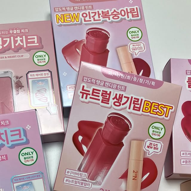 푸디진진 on Instagram: "#협찬 💄8월 올영픽 추천템은 투에이엔 메컵 제품들

투에이엔의 버블 컬렉션은 화사하면서 산뜻한 메이크업을
도와줘서 8월 올영픽 추천템으로 유명한데

롱 웨어링 파운데이션
듀얼치크
글레이즈 바운싱 틴트 
베러미 아이팔레트

투에이엔 추천템들을 골고루 구매했는데 부드러우면서
쨍한 색감이 얼굴에 조명을 켠듯 퍼스널 컬러 착붙템이라
언제 어디서나 편하게 메이크업 할 수 있게 도움을 준다.

#올영픽 #올리브영추천템 #올영필수템 #러브버블컬렉션 #롱웨어링파운데이션 #컬러플레이듀얼라이너"