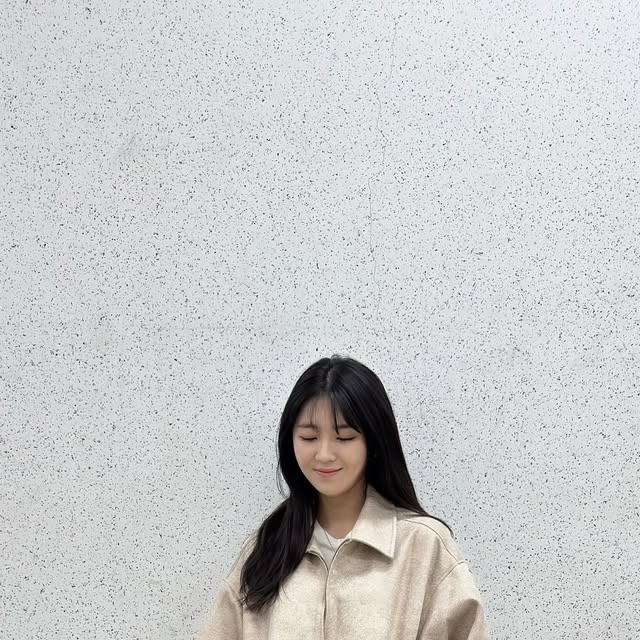윤져니 on Instagram: "#광고 🍂 #스탠다드에러 #STANDARDERROR 🍂
이번 시즌, 간절기 아우터 고민 끝! 바로 87-STAN009 [리뉴얼] 스탠다드 블루종 스웨이드 자켓이에요 🤎
입는 순간 ‘이거다!’ 싶었던 이유가, 핏・소재・무드 삼박자가 완벽하게 맞아떨어지기 때문이에요.

🧥 디자인 포인트
클래식한 카라넥 디자인으로 깔끔한 인상을 주면서도,
2WAY 지퍼 디테일로 스타일링에 따라 무드가 달라져요!
풀로 잠그면 깔끔하고 포멀하게,
살짝 오픈하면 자연스러운 스트리트 감성이 살아나요 😎
게다가 소매와 밑단에 들어간 밴딩 덕분에 핏이 무너지지 않고 안정감 있게 잡혀요.

🌫️ 소재 & 질감
폴리에스터 100%지만, 원단 표면에 구현된 빈티지한 크랙 효과 덕분에
진짜 스웨이드처럼 매트하고 고급스러운 질감이 느껴져요.
조명 아래에서 살짝 반사되는 은은한 결감이 멋스럽고,
부드럽고 가벼워서 하루 종일 입어도 부담 없어요!

👕 핏감 & 실루엣
루즈~오버핏으로 제작되어 남녀공용으로 착용하기 좋아요 🙌
어깨가 자연스럽게 떨어져서 여리하게 떨어지고,
이너로 후드, 셔츠, 니트 어떤 걸 매치해도 전혀 부해 보이지 않아요.
핏 자체가 워낙 세련돼서 “그냥 툭 걸쳐도 스타일 완성” 되는 아이템이에요.

✨ 스타일링 팁

크림진 or 슬랙스와 매치하면 세련된 데일리룩 🤍

와이드 팬츠와 스니커즈 조합으로는 완벽한 스트릿 무드

데님과 매치하면 빈티지하면서도 트렌디한 감성 완성!

특히 이번 리뉴얼 버전은 전작보다 원단 밀도와 마감이 훨씬 좋아져서
실제 착용감이 훨씬 부드럽고 고급스러워졌어요.
단순한 간절기 자켓이 아니라, ‘하루 룩의 완성도’를 끌어올려주는 핵심 아이템 같은 느낌이에요 💯

🍁 가볍지만 존재감 확실한 아우터 찾는다면 이거!
가을부터 초겨울까지 쭉 입기 좋은 데일리 스웨이드 블루종 자켓,
이번 시즌은 스탠다드에러로 마무리하세요 ✨

#스탠다드에러 #STANDARDERROR #남여공용자켓 #자켓 #데일리룩 #가을데일리룩 #자켓추천 #간절기아우터 #레더자켓 #스웨이드자켓 #빈티지자켓 #jacket #outer #パンツ #standarderror #패딩추천 #데일리패션 #ootd"