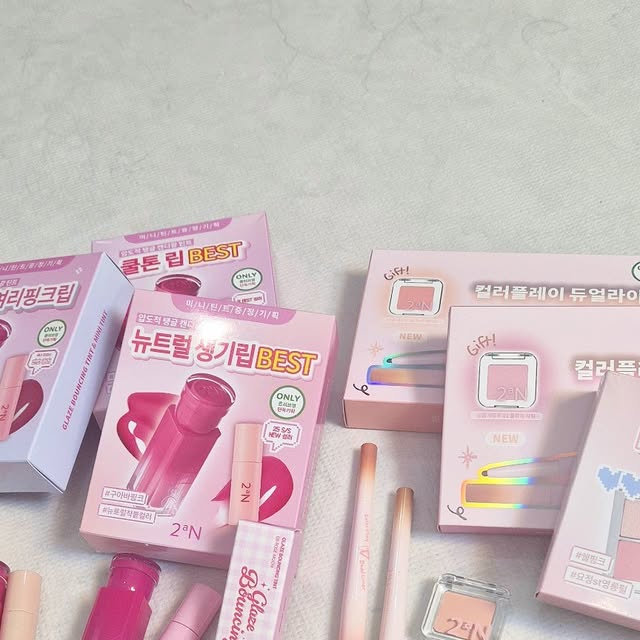 𝐉𝐄𝐍𝐍𝐘•𝐒𝐎𝐋 on Instagram: "#협찬 #광고

오랜만에 들고온 2aN

8월 신제품 가득 들고 왔어요❤️

🍑글레이즈 바운싱 틴트
🍑롱 웨어링 파운데이션 
🍑컬러 플레이 듀얼 라이너
🍑베러미 아이 팔레트

🍑글레이즈 바운싱 틴트
처음에는 얇게 한번 발라주고, 쌓일수록 생기는 레이어링 발색이 매력적인 틴트! 레이어링해도 밀리지않고 처음바른 그상태 그대로!

15호 피치버블, 16호 슈가버블, 5호 버블비, 9호 캔디츄 구매하시면 미니 틴트 까지! 제공한다고 하니 같이 구매 추천!

🍑롱 웨어링 파운데이션 미니
미백, 주름개선, 자외선차단 3중 기능성 화장품으로
파우치에 쏙 들어가는 작은 사이즈로 부담없이 소용량으로 간편하게 들고다닐수 있는 잇템!

휘발성오일+보습오일의 최적합 배합으로 촉촉한 사용감과 보송한 마무리로 손으로 펴발라도 완벽한 밀착 레이어링 가능!

🍑컬러 플레이 듀얼 라이너
3mm 슬림 음영 라이너로 트임부터 5mm 펄 라이너로 통통한 애교살까지 한번에 해결가능한 만능 아이템!!

🍑베러미 아이 팔레트
글리터, 쉬머, 매트펄, 매트 조합으로 한 팔레트에 모두다 있어
다양한 구성으로 메이크업 가능!

지금 베러미 아이 팔레트을 구매하면 컬러링 아이 프라이머 미니를 제공!!

 #올영픽 #올리브영추천템 #올영필수템 #러브버블컬렉션 #롱웨어링파운데이션미니 #컬러플레이듀얼라이너"