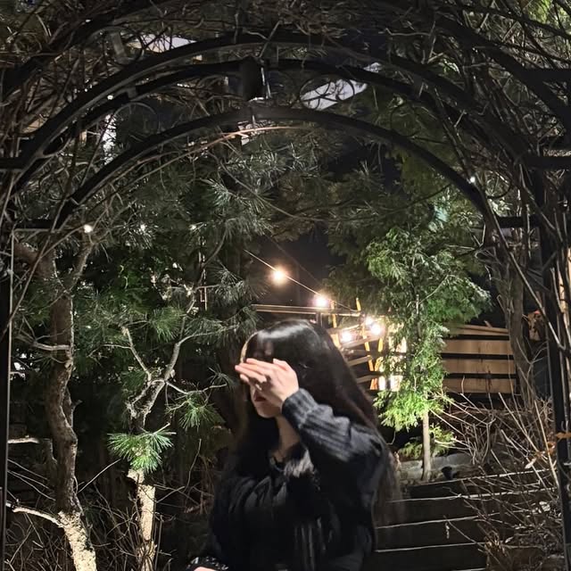 박엉대 on Instagram: "요즘 벌룬핏 데님팬츠 넘 좋아하는데 허리부터 밑단까지 입체적으로 떨어지는 벌룬핏이 정말 취저인 팬츠 💙 미니멀하고 내추런한 실루엣이 정말 넘 예쁘잖어,,,ᵕ̈ YKK