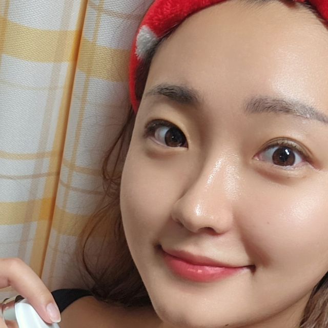 𝐍𝐚𝐢𝐥𝐚𝐡 | 네일라 on Instagram: "#광고 님들이 가장 궁금해하던 그 것....
해외 1위 가슴크림 후기 들고옴😉✨️

일단 시작하기 전에, 이거 찐으로 괜찮은듯💖

요거 찾아보니까 해외 1위 가슴크림이라길래... 평소에도 몸매 관리에 관심 많았던 나는...이것을 덥썩 물어분것이여...🫣

일단 타사 제품 대비해서 보르피린이 8.4%... 이것만으로도 충분히 압도적이라는 생각이 들었다....👀
📣보르피린은 '지방세포 분화 및 확산' 기능을 가지고 있다고함.

그리고 이러나저러나 결국 다른 곳과 같은 '살'이고 '피부'이기 때문에...빠르게 시작되는 가슴노화 관리 꼭꼭 해주자구용~
(20대중반부터 노화시작된대ㅜ나 슬퍼서 울어🥲)

✅️ 그리고 이건 지극히 개인적인 의견이지만, 확실히 자꾸 마사지해줘서 그런지 탄력이랑 볼륨이 아주 만족스럽다! (무엇보다 혈액순환 잘 되어서 그런지 괜히 따뜻하고 웅장한(?)기분)

✅️ 냄새 정말 은은한게 딱 좋음! 부담스러운 향이 아니라 마음 편하게 발라주면서 마사지 할 수 있음❤️

📍여성분들 지금 이거 세일하니까 관심 있으신 분은 러미유 공홈 ㄱㄱ✨️

#러미유#러미유가슴크림#가슴크림#가슴탄력크림#가슴볼륨크림#가슴커지는크림#가슴탄력#가슴볼륨#가슴확대크림#가슴마사지크림#가슴크림후기#가슴크림효과#처진가슴크림#가슴크림추천"