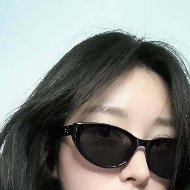 H͜͡Y͜͡A͜͡N͜͡G͜͡  | 뷰티 | 일상 | 여행 on Instagram: "@momentus_eyewear

이번주 내내 35도 실화인가요..? 
너무 더워서 눈이 부신게아니라 뜨거워지는 요즘.. 🌞☠️

제가 이번에 빠진 모먼트어스의 선글라스는 
HADIC • BLACK 입니다!

UV400 99.9% 자외선 차단 렌즈라 뜨거운 햇빛 걱정없고,
캣아이 실루엣과 부드럽게 이어지는 프레임 라인이 너무 예쁜데요, 템플에 장식 로고의 디테일까지 놓칠수없죠😎

더 더워지기전에 모먼트어스 선글라스 어떠신가요?🕶️🖤"