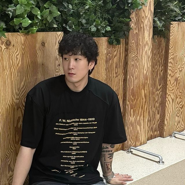 Pino1992 on Instagram: "#광고 좋은 감도의 워싱, 편안한 착용감 그리고 스탠다드한 핏 매일 입지 읺을 이유가 없어요.. 저 처럼 반바지는 잘 못입는 분들 꽤있는걸로 알아요🥲 여름에도 긴바지를