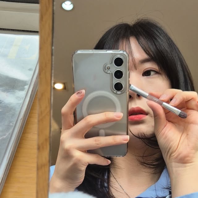 슬기 | 골프, 뷰티, 패션, 여행, 육아ෆ on Instagram‎: "#광고 | 봄웜톤, 여름쿨톤 다들 주목~! 
블루밍 가든 콜렉션을 소개할게요❣︎
⠀
봄웜톤 아이린님 취향 저격한 투에이엔의
베러미 아이팔레트와 퓨어 글래시 하이라이터,
듀얼치크가 화사한 봄처럼 소녀스럽게 예쁘죠?
올리브영 만의 단독 기획으로 포켓 코튼 블러링 스틱과 함께
구름 핑거 퍼프로 립, 아이, 치크까지 멀티 메이크업까지◡̈
⠀
봄의 정원에서 찾은듯한 꽃잎같은 컬러의 치크는
톤인톤, 톤온톤 구성으로 되어있는 두가지 컬러 구성에
블러링 파우더가 모공과 요철을 커버해 뽀송피부를 표현하고,
모공 끼임 없는 최르르한 펄타입으로 영롱하게 포인트를 줘요ෆ
⠀
봄비처럼 촉촉하게 빛나는 퓨어 글래시 하이라이터는
퓨어 글래시 하이라이터만의 맑고 투명하게 반사되는
내추럴한 광채 글로우와 존재감 있는 플래시 빔으로
콕콕 찍어주면 빛나는 요정빔처럼 포인트를 주고❤︎
⠀
봄 햇살을 비친 정원을 담은 베러미아이 팔레트는
글리터•쉬머•매트펄•매트를 하나의 팔레트에서
경험할 수 있도록 다양하고 섬세하게 구성했어요✿
⠀
정원의 흩날리는 꽃잎의 화사한 감성을 담은
Blooming Garden 컬렉션을
지금 바로 올리브영에서 만나보세요ت︎
⠀
❥︎ 𝐓𝐡𝐚𝐧𝐤 𝐲𝐨𝐮 #투에이엔 @2an_official
⠀
⠀
#투에이엔 #블루밍가든 #올영추천 #봄웜
#봄웜라 #듀얼치크 #하이라이터 #2aN"‎