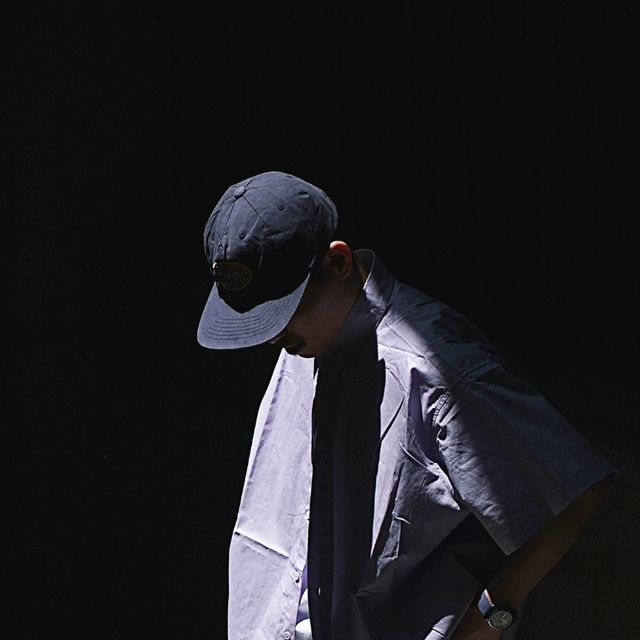 목수 아저씨 | 패션계정 on Instagram: "#광고
.
.
[아이러니포르노] 시티보이 오버핏 셔츠 반팔
[슬로우포크] S Logo 3-Panel Cap
.
✔️셔츠
여름에는 낙낙하게 시티보이를 즐기는편이라 티셔츠도 셔츠도
크게크게 입는걸 좋아하는 저로써 애정하는 라벤더 컬러의 셔츠는
보는사람 에게도 시원함과 산뜻한 매력을 풍기는듯 합니다
.
베이직한 형태의 시티보이 오버핏으로 여유있는 실루엣이면서
단추 또한 제품 컬러와 맞춰 깔끔한 무드를 주고 수지 가공을 통해 
탄탄하고 안정감 있는 핏감과 구김 방지까지 갖췄습니다
.
✔️모자
슬로우 포크의 모자를 5개중 마지막으로 선보이는 제품 입니다
라벤더 셔츠와도 매칭이 좋은 네이비 컬러의 3패널 캡인데요
트렌디한 쉐업과 개인적으로 복원력이 좋다고 느꼈던 챙이 너무
만족 스러웠던 제품인데 자연스러운 워싱과 감각적인 로고플레이!
슬로우포크의 5가지 모자의 매력속으로 빠져 보자구요👍
.
.
모자 @slowpoke.headquarter
셔츠 @1rony9orno_official
바지 @suarestudio
신발 @pf_flyers
.
.
#slowpoke #슬로우포크 #아이러니포르노 #아이러니포르노화이트라인 #워셔블 #하프셔츠 #셔츠 #SHIRT #반팔셔츠
.
#남자코디 #남자데일리룩 #캠퍼스룩 #남친룩 #오오티디 #일상화보 #오오티디패션 #패션계정 #패션계정맞팔 #캐주얼룩 #시티보이룩 #ootd #남자캐주얼 #dailylook #남자여름코디 #비즈니스캐주얼 #아메카지룩"