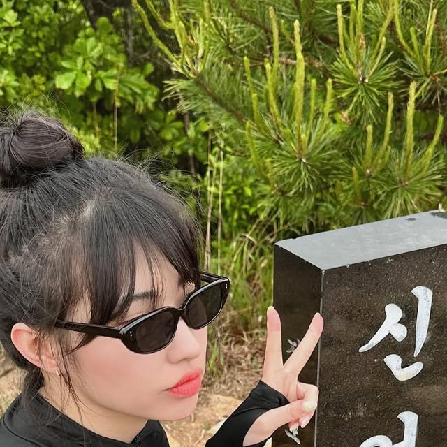 주 영 ( 28 ) on Instagram: "#광고

등산할 때도 긱시크 못 참zㅣ🕶️
숙취 • 공복 상태로 한 시간도 안 되서 완등 ! 🥾⛰️
오빠랑 추억 하나 더 쌓았다 히히

#안경브랜드 #안경코디 #안경 #아이웨어 #모먼트어스 #momentus #아이웨어브랜드 #긱시크선글라스 #선글라스 #선글라스코디"