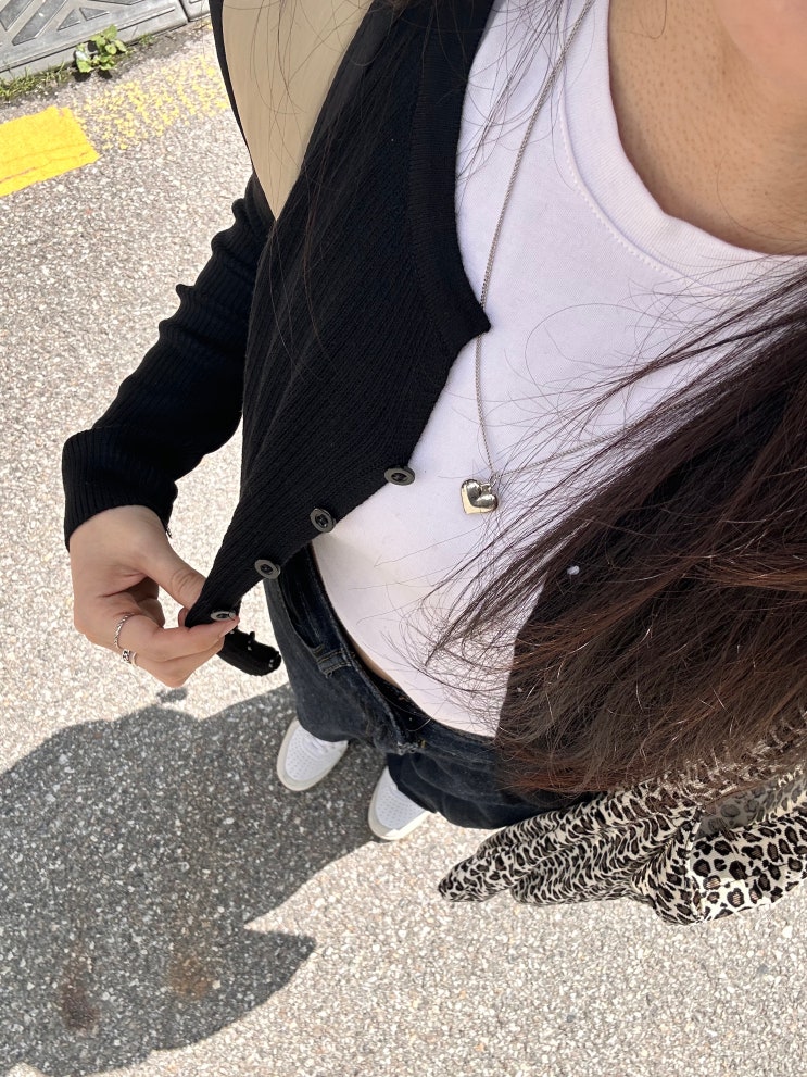 [데일리룩] 비바브라운 라이트 크롭 니트 가디건 블랙컬러 실착 후기