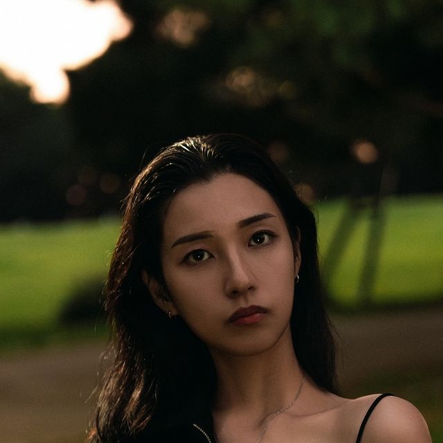 송아 [ 모델 ] on Instagram: "#광고#아이러니포르노#아이러니포르노화이트라인 스티치 봉제 디자인 디테일과 남녀공용이라 넉넉한 오버핏으로 편안한 스타일링이 가능하며 소매에 스냅단추로