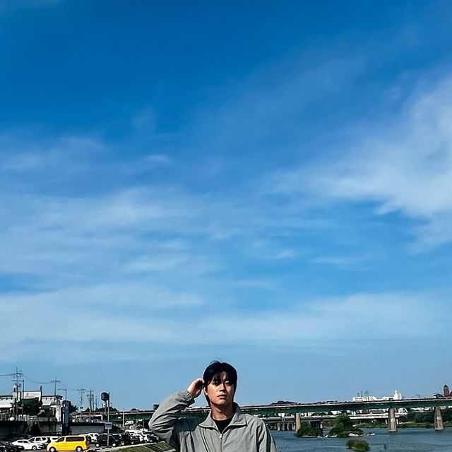 @kim_____guru on Instagram: "#광고
@1rony9orno_official @1rony9orno_crew 
이번에 셋업을 입었어요:)
상의: 윈드브레이커 카라 집업 자켓
하의: 윈드브레이커 와이드 밴딩 팬츠
일단 재질이 너무 시원해서 좋고 집업은 활용도 높아서 다른 곳에 매치해도 예뻐요 팬츠는 밴딩으러 되어 있어서 정말로 편하고 저처럼 양말을 활용해서 밑단을 넣어서 핏을 바꿀 수 있어요:)
.
.
.
ㄴ 투웨이 지퍼
ㄴ풀오버 형태로도 연출 가능
ㄴ 가벼운 중량감
ㄴ 소매와 밑단에 밴딩으로 핏을 탄탄하게 잡아줌
ㄴ 스트릿한 무드와 여름에 어울리는 컬러감
ㄴ 생활방수 
.
ㄴ 허리 밴딩으로 편안한 착용감
ㄴ 가벼운 중량감
ㄴ 생활방수
ㄴ 다른 나일론 제품과 셋업으로 착용가능
.
#광고#아이러니포르노화이트라인#아이러니포르노#나일론셋업#무신사#IRONYPORNO#IRONYPORNOWHITELINE#나일론자켓#여름자켓#셋업#Jacket#바람막이
#나일론셋업#무신사#IRONYPORNO#IRONYPORNOWHITELINE#팬츠#와이드팬츠# Pants"