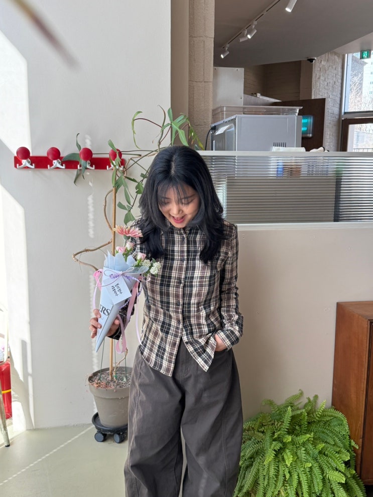 비바브라운 여자셔츠 추천, 레트로한 무드의 슬림핏 체크셔츠 코디 (85-VIVA082)