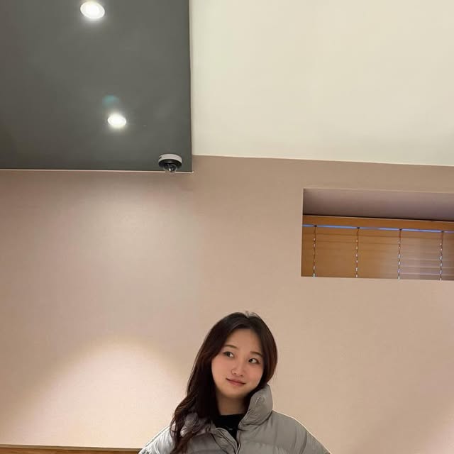 박수진💘 on Instagram: "#광고#오사와#OSAWA

https://osawa.co.kr/ @osawa_official 

오사와 OW-178 베디 크롭 하이넥 패딩 
총 6컬러가 있지만 저는 그레이색으로 겟했어요 👽

차분한 그레이 컬러가 주는 세련된 분위기 🩶
과하지 않은 볼륨감이라 부해 보이지 않고
크롭 기장 덕분에 비율까지 예쁘게 잡아줘요.

하이넥 디자인이라 목까지 따뜻하게 감싸주고,
전체적으로 베이직해서 어떤 룩에도 툭 걸치기 좋아요.
슬랙스, 트레이닝 팬츠 어디든 매치 쉬운 데일리 패딩✨"