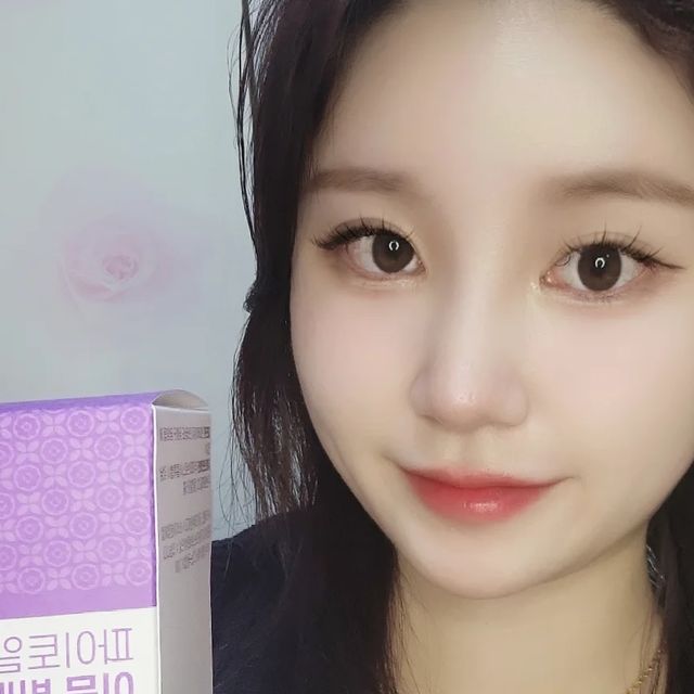 송이 on Instagram: "#광고 파이토알엑스 이뮨 빌베리 🫐 @pharmabros_official

빌베리는 눈 건강에 좋은 역할❗️을 하고 있어요
눈의 피로를 줄이고 , 눈의 건조함을 개선해주는
항산화 기능이 뛰어난 작은 열매입니다. 
생김새는 블루베리와 비슷하게 생겼어요~

안토시아닌을 함유 있어 노화 방지 및 만성 질환 예방에도 도움을 줘요!

눈 건강과 함께 면역 건강으로 한 포에 챙길 수 있으며
블루베리추출물도 함유되어 있어 

새콤하고 달달한 맛이 나더군요 😋
그냥 입에 털어먹어도 맛있고 물에 타 먹어도 맛있어요~

파이토알엑스 이뮨 빌베리는 고운 분말 타입이라 간편하게 휴대하기도 좋고  부담없이 털어먹을 수 있어서 
누구나 편하게 먹을 수 있어 접하기 쉬어요🫶

#빌베리효능#빌베리영양제추천#빌베리파우더#약들약빌베리#이뮨빌베리#빌베리루테인"
