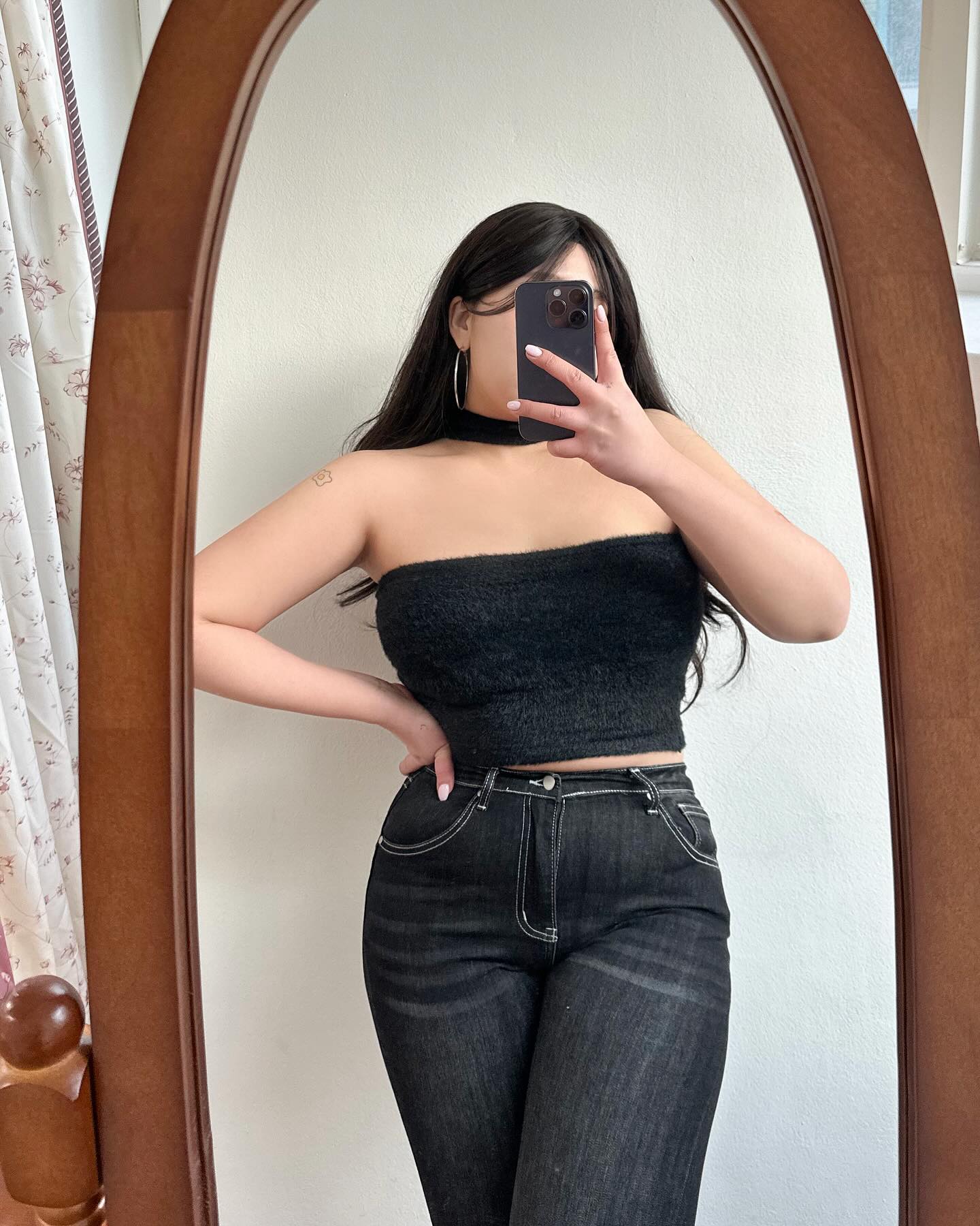 앞/뒤 상관없이 착용되는 투웨이 앙고라 탑이에요〰️🖤
홀터넥 스타일, 초커 스타일 두가지로 활용되며 하나쯤 소장하면 두루두루 활용도 높답니다 ◡̈