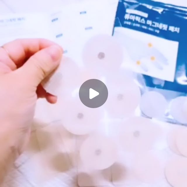 써니(sunny) on Instagram: "#광고

요즘 손가락 관절이 자주 뻐근해서 설거지하다가도, 폰 오래 잡고 있어도 중간중간 주물러주곤 했는데… 이번에 류마픽스 마그네핏 패치를 써봤어요. 작은 자석 패치라 그냥 톡 붙이면 끝이라 너무 간편하더라고요. 움직일 때마다 은근한 자극이 느껴져서 그런지 손가락이 조금 더 편안해지는 느낌이 들었어요.

특히 손을 많이 쓰는 날엔 뻐근함이 금방 올라오는데, 패치를 붙여두면 관절이 좀 더 부드럽게 풀리는 듯해서 자꾸 손이 가요. 일상생활 중에도 티 안 나고, 손가락이나 작은 관절 부위에 딱 맞게 잘 붙어 움직임도 편했어요.

평소에 사소한 집안일 할 때나 컴퓨터 작업할 때 붙여두면 괜히 하루가 좀 더 가벼워지는 기분! 여러 번 써보니 전처럼 계속 주물러야 하는 일이 줄어든 느낌이라 더 만족스럽네요. 😊

#근육관절패치 #마그네핏패치 #손가락관절염 #손가락파스 #류마티스마그네핏패치 #관절염패치
#자석패치 #류마픽스 #근육패치"