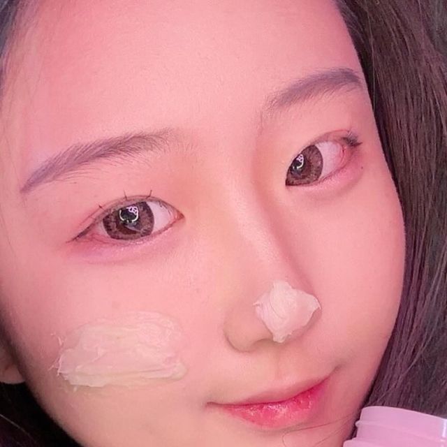 가은 on Instagram: "[에이프릴스킨 ] NEW 핑크알로에 머랭솝 클렌저 

부드럽고 쫀쫀한 제형에 클렌저 
트러블 효과에 좋아서 건조하신분 피부가 예민하신 분들에게 추천드려용 사용하고 나면 피부 진정된게 확실히 눈에 보여서 좋았던거 같아용 

STEP 1. 물기없는 얼굴에 도포한 다음 롤링하며 마사지해주세요. (각질케어)
STEP 2. 쫀쫀한 거품으로 부드럽게 세안해주세요. (노폐물out)
STEP 3. 미온수로 씻어내줍니다.
TIP. 진정이 필요한 부위(볼, 이마 등)에 팩처럼 도포한 다음,
1~2분 뒤 거품을 내어 씻어내주시면 폼클렌징부터 진정팩 효과까지 느끼실 수 있습니다.

#광고#@aprilskin_korea#에이프릴스킨#aprilskin#핑크알로에#머랭솝#클렌저추천#폼클렌저#폼클렌징#폼클렌징추천#클렌징폼#클렌저#알로에#알로에클렌저#피부진정#피지#폼클렌저추천#각질제거#저자극클렌저"