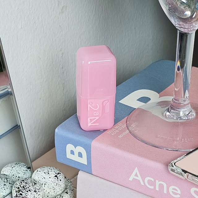 강남자취몽 / 자취일상 (25) on Instagram: "#광고 🌸 2aN 블러셔 & 하이라이터 🌸

이번 여름, 피부에 수국 한 송이 피운 듯한 자연스러운 혈색과 유리알 광채를 동시에!l

볼에는 은은하게 스며드는 듯한 블러셔 컬러로 생기를 더하고,
광대와 콧등엔 투명한 하이라이터로 반짝임을 얹으니 여름 메이크업 완성 ✨

실물 발색이 더 예쁜 조합이라 진짜 꼭 테스트해보셨으면 해요!
이번 올영 세일 기간엔 투에이엔 장바구니에 담아두는 거 잊지 마세요 💗

#투에이엔 #블루밍가든 #올영추천 #봄웜 #봄웜라 #듀얼치크 #하이라이터 #2aN #올영세일 #올영필수템 #올영추천템"