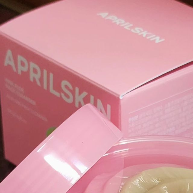 월준 on Instagram: "#광고 @aprilskin_korea

부드러운 머랭처럼
쫀쫀한 거품과 제형을 갖춘 #핑크알로에 머랭솝 🫧

각질케어부터 진정 클렌징까지
하나로 끝낼 수 있는 듀얼 #머랭솝 이 출시했어요

모공 속 노폐물 제거부터
부드러운 스필링 클렌저와 즉각 수분 진정 효과까지 갖춘
3가지 포인트의 4in1 클렌저 🤍

물기 없는 얼굴에
내장 된 스파츌러로 소량 덜어내어
부드럽게 도포 후 미온수 세안이면
환절기 피부 관리 끝✨

공식 홈페이지에서 구매 시 하트퍼프도 증정하고 있어요 :) 
https://aprilskin.com/product/detail.html?product_no=1304

#에이프릴스킨 #aprilskin #클렌저추천 #폼클렌저 #폼클렌징 #폼클렌징추천 #클렌징폼 #클렌저 #알로에 #알로에클렌저 #피부진정 #피지 #폼클렌저추천 #각질제거 #저자극클렌저"