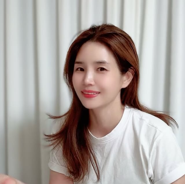 zks6795 ⭐️ 상크미 on Instagram: "#광고

“8월 올영픽, 러브 버블에 빠져보세요!”👋🏻

올리브영에서 요즘 러브 버블 컬렉션이 화제!
귀엽고 달콤한 컬러감에, 발색력과 밀착력까지 완벽하니까
벌써 품절템 예약 중이에요!!
	•	글레이즈 바운싱 틴트 (15호 피치버블 / 16호 슈가버블)
	•	배러 미 아이 팔레트 (16 버블캔디)
	•	듀얼 치크 (16 핑크 텐션 / 17 버블 하트)
	•	퓨어 글래시 하이라이터 (IV01 슈가 베일)

게다가 컬러 플레이 듀얼 라이너와 
롱 웨어링 파운데이션 미니도
함께 챙기면 메이크업 완성도가 급상승!

올리브영 오프라인 매장에서 바로 픽업 가능하니,
지금 올영픽에서 달콤한 버블 컬러를 만나보세요😘
.
.
.
#올영픽#올리브영추천템#올영필수템#러브버블컬렉션#롱웨어링파운데이션미니#컬러플레이듀얼라이너"