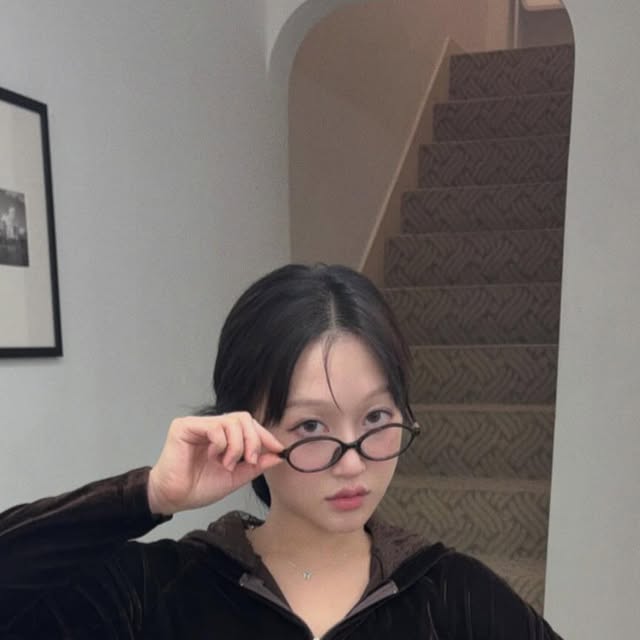 EUNCHAE BAEK on Instagram: "🕶️
성생니라고 불러줘 👩‍🏫

@momentus_eyewear 
.

.

.

#광고#모먼트어스#momentus"