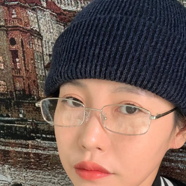 @silent__quiet on Instagram: "#광고 @momentus_eyewear 

현대적이고 세련된 감각을 바탕으로
트렌드를 완벽하게 반영하는 아이웨어 브랜드
모먼트어스 

ZEPHYRㆍSILVER

#안경브랜드#뿔테코디#뿔테안경#안경코디#안경#아이웨어#긱시크안경#모먼트어스#momentus"
