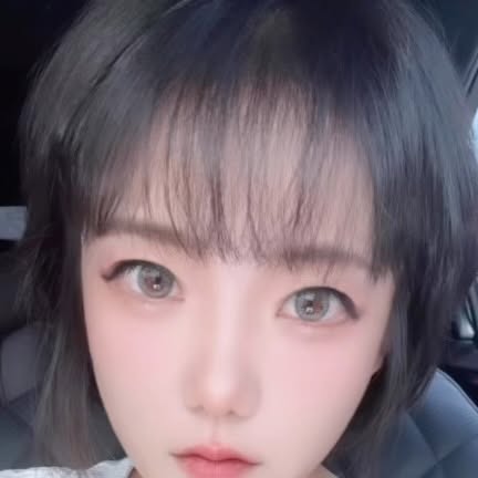 클로이🫶 on Instagram: "#협찬 피곤한데 잠 안오면 
자기전에 세로토닌 해요!!! 
<헬퓨 릴렉스 케어 테아닌>

식약처 인정 3중 복합 기능성에
코셔 인증까지 받은! 특히 마음에 들었던 건 
L-테아닌 250mg 고함량!

컴팩트한 사이즈라 목 넘김도 부담 없고,
피곤해서 뒤척이는 날,테아닌 한 알
하루의 마무리 그리고 내일을 위한 준비!! 

 무기력하고 예민한 날
릴렉스 케어 할게요!! 

#헬퓨#세로토닌#스트레스#수면영양제#테아닌#스트레스해소#수험생영양제#고등학생영양제#심신안정#수면#세로토닌영양제#피로개선#긴장감해소#불편증완화#만성피로완화  #리빙chloeleeoooo"
