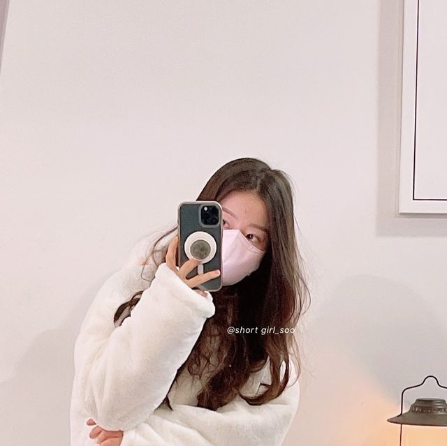 쑤 on Instagram: "#협찬 @clevercloger CLCL 씨엘씨엘 
🤍CLCL 웬즈데이 이브닝 윈터 클로그(크림 color)

감기걸려서 대충 싸매두 요 신발 하나 신어주닉깐
인스타 갬성 일상 무드 서타일 따악 완성쓰✨
편한데 멋스러운 윈터 클로그❄️ 털빵빵 왕따뜻 왕귀욥🥹
입뿐 신발덕에 집 앞에 구냥 커피묵으러 가능것두 기분업🫰🏻

#씨엘씨엘 #CLCL #클레버클로거 #CLEVERCLOGER 
#방한화 #방한슬리퍼 #겨울신발 #윈터슈즈 #털신발 
#털슬리퍼 #겨울슬리퍼 #여자슬리퍼 #겨울패션 #클로그 
#슬라이드"