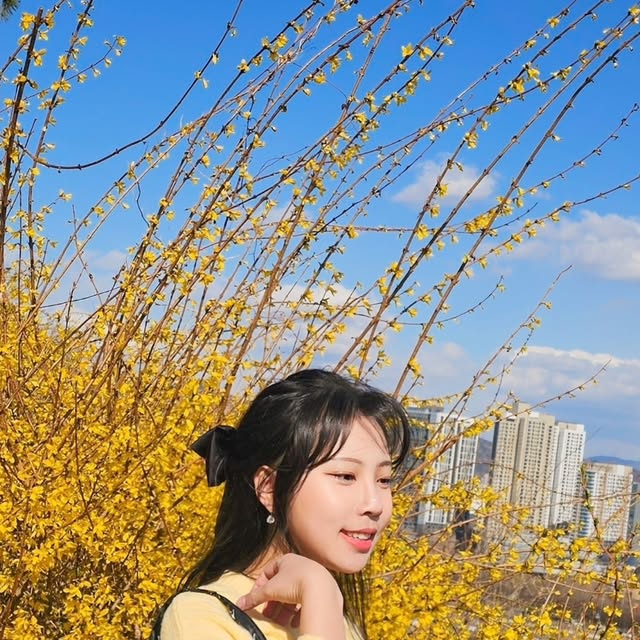 강남자취몽 / 자취일상 (25) on Instagram: "👜✨ #광고 어비험즈 글로시 토트백 ✨👜

힙한 유광 글로시✨의 어비험즈 가방과 함께
응봉산 개나리 축제 다녀왔어요!

요즘 날씨가 오락가락 하잖아요
근데 이 가방은 방수 기능까지 있어서 비 오는 날도 걱정 없이 들 수 있었어요 🙂

그리고 생각보다 수납 공간이 넓어서 작은 우산, 화장품, 각종 소지품까지
완전 짱짱하게 잘 들어가요! 🎒

무엇보다 눈에 띄는 하이라이트는 바로…
💜 어비험즈 시그니처 나비 키링!

너무 귀엽고 룩에 포인트 되어서 데일리로도 찰떡이에요💫
요즘 데일리룩에 계속 손이 가는 가방이에요 😍
실용성도 예쁘기도 다 잡은 느낌! 🙌

#어비험즈 #여자가방 #여자토트백 #데일리룩 #방수가방 #글로시백 #응봉산개나리 #응봉산 #응봉산개나리축제 #응봉산개나리꽃"