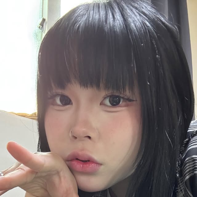 핸쟝 on Instagram: "#광고 다이어트 하면서 제일 힘든 거… 화장실 가기 🤯
진짜 속 더부룩한 거 제일 싫어하는데,
이번에 내몸가벼움 차전자피 다이어트 환 먹어봤거든예

이게 차전자피가 물 먹으면 부풀어서
속에서 변을 부드럽게 밀어내 주더라고요?
그래서 먹을 땐 물 무조건 많이! 🥤
그리고 가르시니아가 들어있어서
탄수·지방 합성 억제에도 도움 된다니 꾸준히 먹어야겠어요!

난 점심 전 한 포 먹었는데,
꾸준히 먹으니까 속 편하고 몸이 가벼워짐.
다이어트 중인데 변비 있으면 진짜 힘드니까
이건 물이랑 같이 먹으면 효과 더 잘 느낄 듯👌

#차전자피 #가르시니아 #다이어트환 #쾌변 #내몸가벼움"