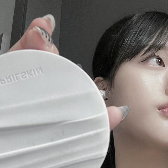 임채 on Instagram: "#광고 @aprilskin_korea 

이번 여름 내 정착템 에이프릴스킨 [글로잉매트쿠션]…🩵

글로우의 촉촉한 발림성이랑 쫀쫀한 하프퍼프가 말안되게 좋음
매트한 마무리와 24시간 밀착되어서 요즘 픽서 따로 안뿌림😆

쿠션에 키링도 달 수 있어서 쿠꾸도 가능 !
애정해 에이프릴스킨…🫶🏻🤍

#에이프릴스킨#글로잉매트쿠션#글로잉매트#글로우쿠션#매트쿠션#쿠션팩트#쿠션팩트추천#모공커버쿠션#커버력좋은쿠션#쿠션파데추천#커버쿠션#파운데이션추천#19호쿠션#17호쿠션#21호쿠션#쿠션추천"