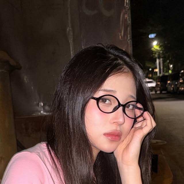 프롬예슬 | 뷰티·메이크업 on Instagram: "#광고 모먼트어스와 함께하는 순간,
내 일상의 작은 순간들도 더 특별하게.
@momentus_eyewear 

시선을 머무르게 하는
섬세한 블랙 프레임, 소피아 블랙 🖤

#모먼트어스#momentus #안경 #패션안경 #안경추천"