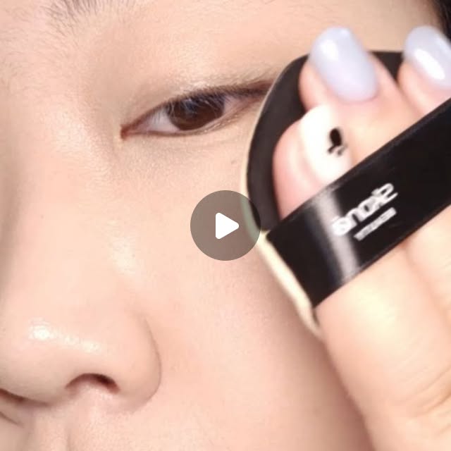 김펭펭 on Instagram: "#광고 #스코네뷰티 | GS25에서 퍼프랑 브러쉬 세트 구매 가능한 거 아시나요? 👀 저는 급하게 메이크업 도구 필요할 때 생각보다 구하기 어려워서 당황했던 적이 많거든요.
그런데 편의점에서 메이크업 퍼프랑 브러쉬 세트를 바로 구매할 수 있다는 거 알고 나서는 꽤 유용하게 쓰고 있어요✨

이번에 사용해본 제품은
스코네 뷰티 메이크업 브러쉬 5종 세트 / 누디 블랙 쿠션퍼프 / 스노우핏 미니퍼프에요!
메이크업할 때 은근히 중요한 게 바로 도구 퀄리티잖아요.
같은 제품을 써도 퍼프나 브러쉬에 따라 피부 표현이나 발색이 달라지는 느낌이 있어서 저는 도구도 꽤 신경 쓰는 편이에요. 💄

먼저 메이크업 브러쉬 5종 세트.
아이 메이크업할 때 필요한 기본 브러쉬 구성이 들어 있어서
베이스 섀도우부터 포인트 컬러, 브로우까지 한 세트로 활용할 수 있어요!
브러쉬 모질도 생각보다 부드럽고 풍성해서 섀도우 블렌딩할 때 자연스럽게 퍼지면서 발색도 깔끔하게 올라오는 느낌이 좋더라고요.
특히 사이즈가 포켓 사이즈라 파우치에 넣어 다니기 좋고
외출하거나 여행 갈 때 가볍게 챙기기에도 편했어요.
작지만 실용적인 구성이어서 데일리로 쓰기 괜찮은 브러쉬 세트였습니다👍

다음은 누디 블랙 쿠션퍼프.
말랑하고 유연한 소재라 쿠션이나 파운데이션을
톡톡 두드릴 때 피부에 밀착되는 느낌이 좋았어요.
탄성감이 있어서 소량의 베이스만 사용해도 피부에 얇고 매끈하게 밀착되는 느낌이고 모공이나 요철도 자연스럽게 정돈되는 느낌이 들더라고요.
또 물방울 형태 퍼프라 뾰족한 부분으로 눈 밑이나 콧망울 같은 좁은 부위도 섬세하게 터치할 수 있어서 베이스 디테일 잡을 때 꽤 편했습니다. ✨

마지막으로 스노우핏 미니퍼프.
도톰하면서 부드러운 재질이라 피부 자극 없이 사용할 수 있고 촘촘한 고밀도 후로킹 퍼프라 파우더 사용할 때 가루날림이 거의 없었어요.
유분기 올라오는 부위에 톡톡 두드려주면 피부결이 정돈되면서 보송하게 마무리돼서 메이크업 지속력 유지할 때도 괜찮더라고요.

무엇보다 좋았던 건 GS25 편의점에서 바로 구매 가능하다는 점. 🏪 갑자기 퍼프가 필요하거나
여행 가서 메이크업 도구를 깜빡했을 때도 편의점에서 바로 구매할 수 있어서 접근성이 좋았어요.

가볍게 파우치에 넣어 다니는 휴대용 메이크업 도구 찾는 분들이나 퍼프·브러쉬 새로 바꿀 타이밍인 분들은 한 번 사용해봐도 좋을 것 같아요. 😊

#쿠션퍼프 #미니퍼프 #파우더퍼프"