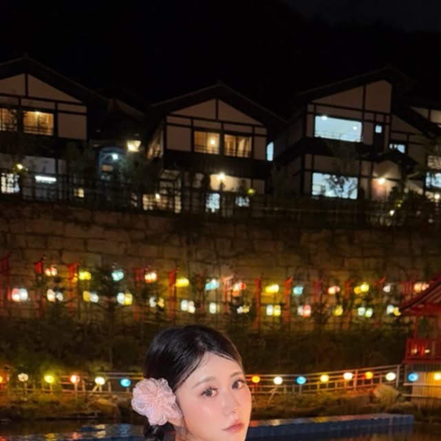 혜원이 | 시간을 쪼개는 여행자 on Instagram: "#광고 요즘 핫한 하츠투하츠X투에이엔

여행 다닐 때마다 꼭 챙기는 저의 필수템, 바로 뽀용한 화장!✈️💕
늘 새로운 뽀용템 찾아 헤매던 저에게 드디어 딱 맞는 조합이 나왔어요.

👉 올리브영에서 만난 하츠투하츠 PICK 투에이엔 제품들!

발림성 미쳤다는 글래시 하이라이터 ✨

얼굴에 뽀용함 한스푼 더해주는 듀얼 치크 🍑

촉촉 탱글 매력의 글레이즈 바운싱 틴트 💋

컬러 조합도 너무 예쁘고, 여행 사진에서도 얼굴이 빛나더라구요📸
요즘 뽀용한 무드 원하시면 꼭 한번 보러 가세요 ❤

#올영픽 #올리브영추천템 #올영필수템 #러브버블컬렉션 #롱웨어링파운데이션미니 #컬러플레이듀얼라이너"