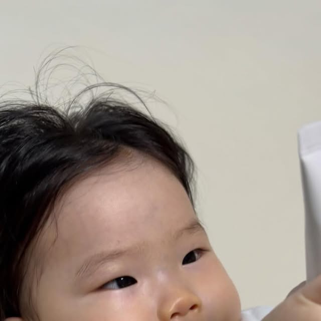 꾸렁아이루아 on Instagram: "#제품제공 l @mervere_official 🚨친구들 주목! 👶🏻💬 안뇽 나 7개월반 롸, 요즘 피부 예민한 아가야. 내칭구 정후덕에 메르베르 체험단이 되었는데, 엄마가 한번 나