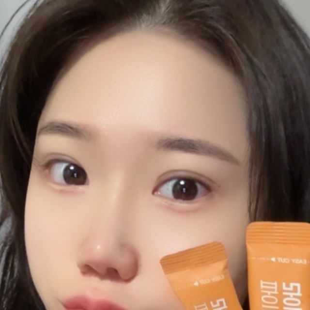 𝒮.𝐻𝑒𝑒 on Instagram: "#광고 @pharmabros_official

파이토알엑스 라이버맥주효모🧡

요즘 샴푸를 할때면 평소보다 머리카락도 
더 많이 빠지는 거 같고  추워져서 그런지 
두피도 건조해지는 느낌이라, 
너무 걱정되서 맥주효모+비오틴이 
같이 있는 제품을 알아보았는데요!😆

파이토 알엑스는 맥주효모가 3,000mg 
함유되어 있으며 1954년 설립된 맥주효모 
발효 전문기업인 독일에 있는 Leiber 사의 
맥주효모를 사용했다고 해요!!
라이버맥주효모는 한 포에 맥주효모 (3,000mg) + 비오틴 (1,120mcg)+판토텐산 400mcg 
함유되어 있고 보통 맥주효모와 비오틴이 
고함량이면 피부 트러블 발생 부작용 걱정을 많이 
하지만 피부 상태 개선에 도움을 주는
판토텐산이 같이 함유되어 있어 걱정없이 
구매 가능하답니다!!

특히 먹는 시간이 따로 정해져 있진 않아서 
하루 중 가장 먹기 편한 시간대에 챙겨먹으면 
되는 점도 너무 좋았어요🧡

이런 분들께 추천드려요!

✅다이어트로 영양결핍 증상이 나타나는 분 추천
✅나이가 들수록 빠지는 영양을 채우고 싶은 분 추천
✅불규칙한 식습관을 가지신 분 추천

📌라이버맥주효모 구매처 링크 ⬇️⬇️
https://bit.ly/48a2TWw

.

.

.

.

.

#맥주효모비오틴#맥주효모먹는법#맥주효모영양제#맥주효모단백질#맥주효모효능"
