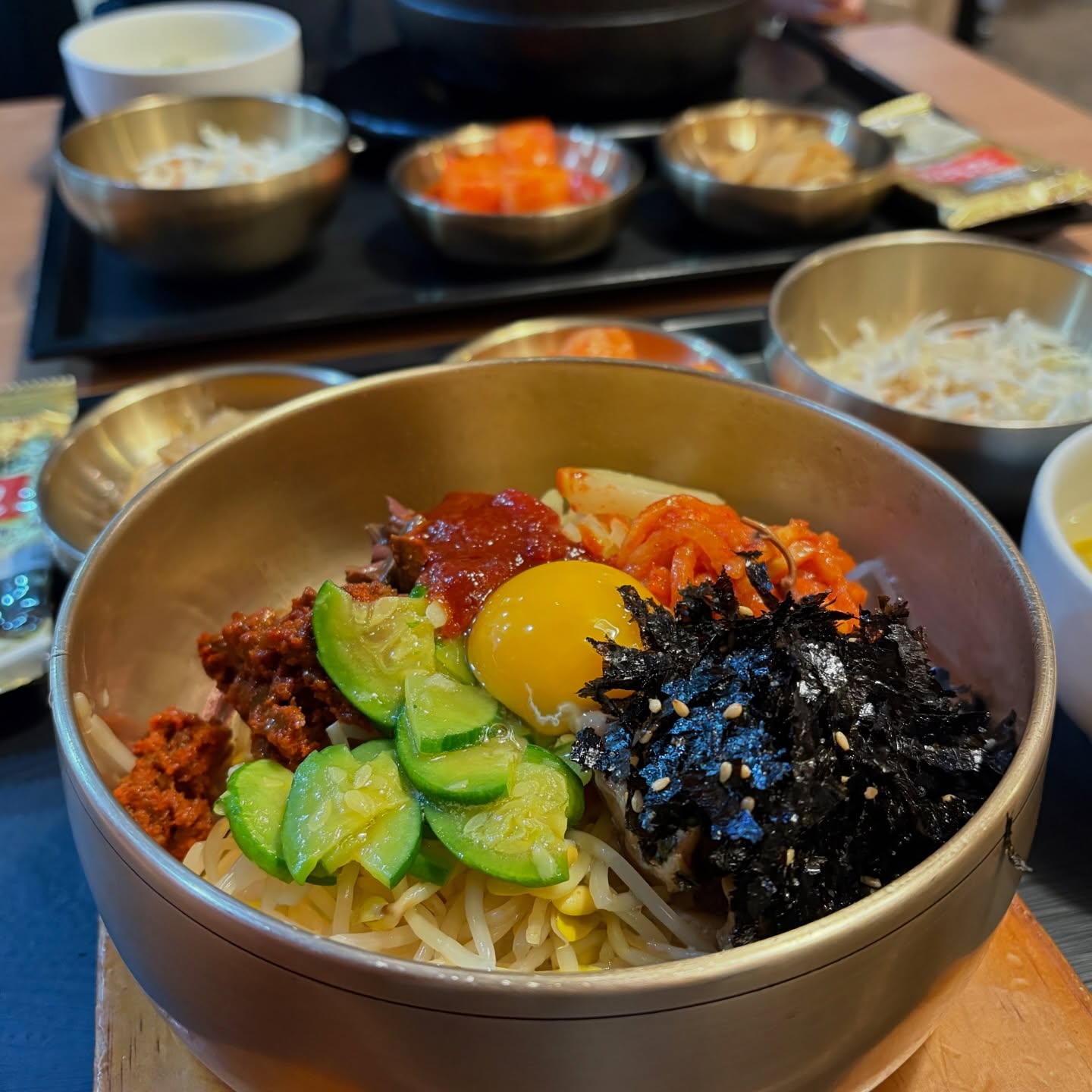 전주비빔밥 
( jeonju bibimbap )

다양한 재료들이 조화롭게 잘 어우러지면서
간혹씹히는 고기가 특별한을 준다
( The various ingredients blend together harmoniously, and the occasional chewy meat gives it a special flavor. )

반찬 없이도 훌륭한 음식이지만
콩나물국 , 달달한 깍두기와 함께 먹어도
꽤나 잘 어울린다.
(It‘s a great dish even without side dishes, but it also goes quite well with bean sprout soup and sweet radish kimchi.)

#전주비빔밥 #수라간 #bibimbap #koreanfood