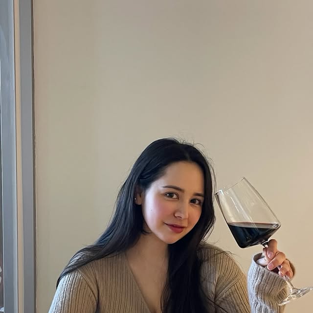 윤수연 , Soo Yeon Yun on Instagram: "#광고 여긴 천국 인가요? 🍷❤️ 뱅글루에서 너무 맛있는 음식과 와인을 마시면서 제대로 힐링 했어요❤️ @vinglou
압구정에 이런 곳이 있었다니 🥹
분위기가 너무 좋구 사장님이 와인 설명을 엄청 잘 해주셔서 한잔, 두진,... 더 들어가는 그런 매력 ㅋ
저희는 수비드 한우 부채살 스테이크랑 토마토 캔딩 부라타치즈를 먹었는데 와인이랑 너무 아름다운 페어링 이였어요❤️
여기 데이트 장소로 너무 추천 드리고 싶어요!!
아니 솔직히 혼자도 찾아 갈거 같아요.. 이런 분위기의 와인바 오래 찾고 있었는데 단골 하겠습니다 🫶🏻
#압구정와인바#압구정역와인바#압구정와인#압구정역와인#압구정와인맛집#제공받은메뉴명"