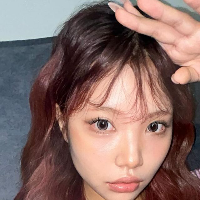 표서영 on Instagram‎: "#광고 코코와 함께한 미유#앙고라핑크 💗
@ololalens_kr 

전체 직경 : 14.2mm
그래픽 직경:13.1mm

촉촉하게 눈물을 머금은듯한 그렁그렁한 느낌의 이슬렌즈로 초승달하이라이트가 매력적이에오 

은은하게 빛나는 핑크빛이 포인트인 제품 
과하지 않은 핑크렌즈를 찾는다면 추천! 
발레코어 메이크업에 찰떡 !

부담스럽지 않은 그래픽으로 데일리 렌즈로도 오브콜스 땡큐≽ܫ≼

#OLOLA#자연스러운렌즈#써클렌즈#컬러렌즈#오로라렌즈#idiff#아이디프#학생렌즈#하이라이트렌즈#눈물렌즈#놀란고양이#캣츠아이#핑크문베이스#발레코어#걸리쉬#뮤트핑크"‎
