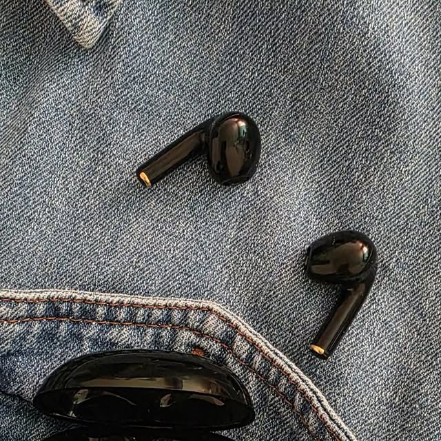 𝗞𝗜𝗠 𝗝𝗜 𝗪𝗢𝗡 on Instagram: "#제품협찬광고 
[SMIRIA] SMIRIA 이어폰 E8 🎧🎶 

가성비 좋은 블루투스 무선 이어폰
한 번의 충전으로 최대 8시간 연속 사용 가능!
장시간 동안 착용해도 자극이 없어서 사용하기 편함🙂
14.6mm 다이나믹 드라이버 선명한 음질과 넓은 음역
누음 방지, 노이즈 캔슬링, 또렷한 음성통화까지 완벽👍
IPX7 방수니까 장마철에도 운동할때도 OK
싱글모드, 듀얼모드 자유롭게 전환 가능한 좌우 분리형 무선 이어폰

@smiria2012 

'해당 리뷰는 제품을 협찬받아 작성되었습니다'

#광고 #smiria #smiria이어폰 #smiria블루투스이어폰 #이어폰추천 #이어폰 #무선이어폰 #가성비이어폰 #가성비무선이어폰 #리뷰 #e8 #운동중 #대중교통 #학생 #직장인 #운동용"