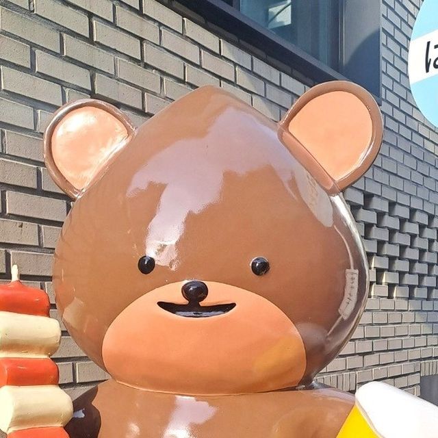 하별 on Instagram: "뚝섬역과 서울숲역 사이에 있는 일본풍 야키토리 술집 밤토리에 갔다왔어요.

바테이블과 홀테이블이 있는데 2인까지는 바 테이블, 단체 방문은 홀테이블로 안내해주시는 것 같아요.

음식은 주문이 들어가면 조리를 시작하기 때문에 시간이 조금 걸리는데 아기 자기한 소품들도 많고 인테리어 구경하다보면 시간이 금방 가요.

야키토리 세트를 주메뉴로 시켜서 먹어봤는데 처음 먹어보는 부위도 많아서 색달랐어요.

닭다리살 튀김도 닭다리살이 엄청 부드럽고 자몽 사와도 맛있어요.

※ 여긴 무조건 1인 1주류를 필수로 주문해야 한대요. 

#광고#성수술집#성수동맛집#성수이자카야#밤토리#성수동야키토리#뚝섬역술집#성수동술집#서울숲술집#뚝섬역맛집#성수핫플#성수동이자카야"