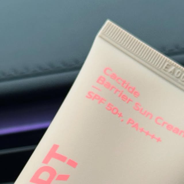 클로이🫶 on Instagram: "#협찬 🌵 피부 건조 막아주는!
데저트프리  캑타이드 배리어 선크림 SPF50+, PA++++

사막에도 가져간다는 선크림이라길래
오늘 바르고 외출했습니다.
#데저트프리 #캑타이드배리어선크림

✔️끈적임 없음
✔️무거움 없음
✔️수분세럼 바른 듯한 산뜻함

수분크림이 필요 없을 만큼 촉촉하게 
러닝, 골프, 테니스 전 필수템이에요! 

멕시코 선인장 추출물 + 리포 펩타이드
→ 피부 건조 방지와 진정 케어
→ 자극 0.0% 무자극 판정

운동할 때도 눈시림 없음 
선크림 바르면 눈아프다고 난리하는 아들에게 또 필수 템 
온 가족이 함께 쓰는  선크림👉 #데저트프리#사막선크림

#백탁없는선크림#눈시림없는선크림#수분크림필요없는선크림#진정수분선크림#수분선크림#선세럼#인생선크림#건조케어선크림#촉촉선크림#쿨링선크림 #뷰티chloeleeoooo"