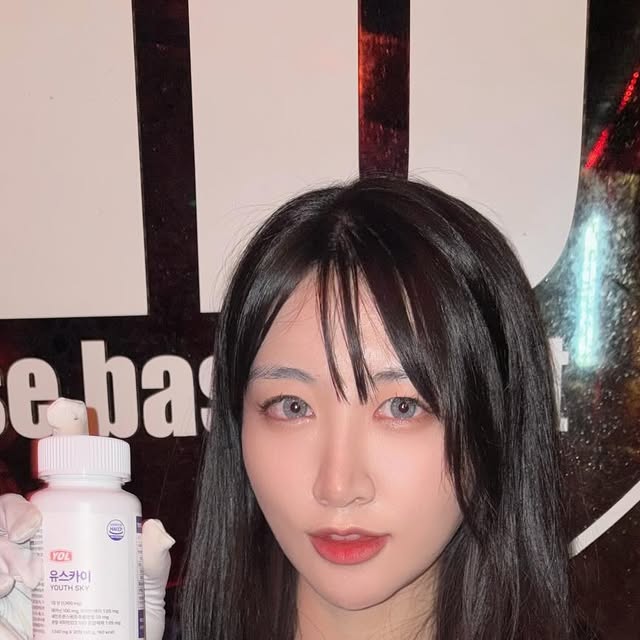흥지니🧞‍♂️ on Instagram: "#광고

유스카이 테아닌 100

현재 SNS 및 다양한 커뮤니티를 
통한 입소문 확산으로

주문 폭주중인
유스카이🤍

하루 1회, 청소년 몸과 마음에 맞춘
세로토닌 활성 & 자기 긍정감 동시 케어

✔️ 식약처 인정 기능성 원료 테아닌100mg 함유
✔️ 집중력·주의력 향상 - SCIE급 임상 보유 브레인베리
✔️ 행복 호르몬 밸런스 지원 - 세인트존스워트(5-HTP)
✔️ 학습 능력·기억력 개선 - 노루궁뎅이추출물

#유스카이 #집중력강화영양제
#adhd영양제 #불안완화"