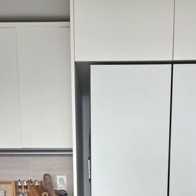 sɪᴡᴏᴏ's ʜᴏᴍᴇ | 박 시 우🍋 on Instagram: "#협찬

아직도 그냥 통에 담으세요? 쌀벌레 비상! 🚨
리비엘라 무선 진공 잡곡통이 필요한 이유!

공기를 비우고 신선함을 채우다. 🕊️
요즘 제 주방에서 가장 열일 중인 리비엘라 무선 진공 잡곡통이에요.

​'슈우욱-' 공기 빠지는 소리를 들으면 왠지 모를 마음의 평화가.. 😌

깔끔한 화이트 바디 덕분에 감성 따지는 시우네 집에 딱! 무선이라 식탁 위나 선반 어디에 툭 놔도 오브제처럼 예뻐요.
​매일 먹는 밥, 더 맛있게 지으려면 보관부터가 시작인 거 아시죠? 디자인과 성능 다 잡은 리비엘라로 주방의 품격을 높여보세요. 🤍

​✔️ 원터치 진공: 공기를 완벽 차단해 산패 방지
✔️ 무선 자유로움: 선 없이 깔끔하게 어디든 배치
✔️ 대용량 & 잡곡스티커: 넉넉한 수납과 간편한 확인
✔️ 감성 디자인: 주방 분위기 살려주는 화이트 감성

​한 번 써보면 일반 통으론 절대 못 돌아가요. 우리 집 식재료 신선도, 리비엘라가 책임집니다! 🍚✨
.
.
🏷 @liviella_official

.
.
#리비엘라 #진공잡곡통 #신혼템추천 #살림템추천"