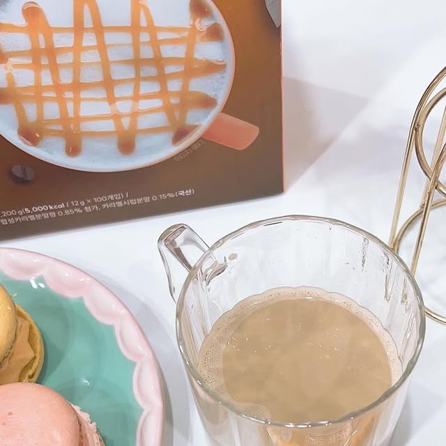 지니~💋 on Instagram: "#협찬 @mcnulty_official 달달한 커피가 땡길때~☕️☕️ 🎀맥널티 아이브루 카라멜마끼아토🎀로 언제 어디서나 간단하게 달콤한 충전해요 ✅달콤하고 자연스러운 카