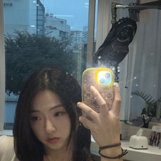 이가효 on Instagram: "#미용실추천#협찬 💈유메즈해서 수현T 제 머리의 은인 😊 탈색 염색 펌 자주 하다보니 모발이 순상이 심각해져 현 시점에는 시술 받지 못 할 정도였어요…. #유메즈헤