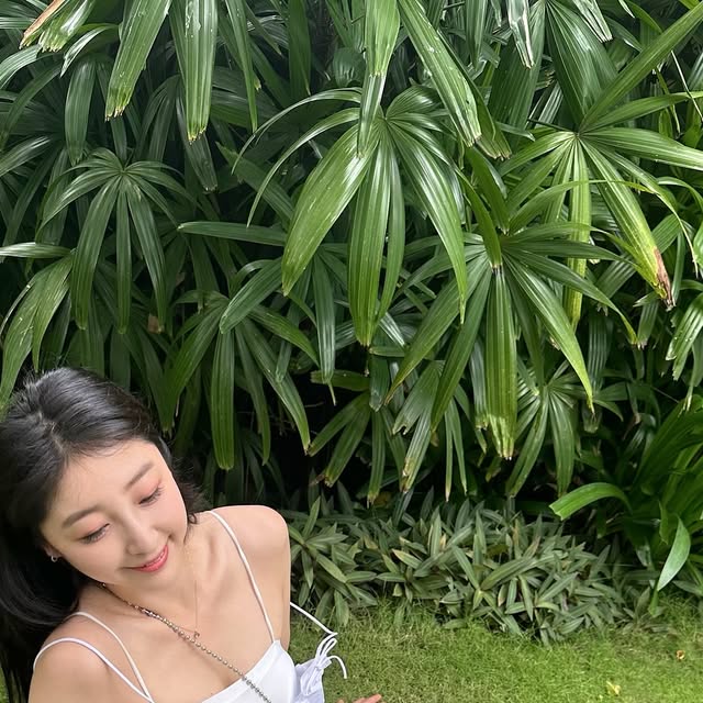 한지우 on Instagram: "#광고#르무통
나트랑 여행 내내 신고다닌 르무통 스위트 
신어본 메리제인 중 가장 편해서 오래 신어도 잘 안아팠어요! 
메리노 울을 활용하여 개발한 원단 H1-TEX로 
맨발로 신어도 부드럽고 편안해요 
발볼이 넓은 편인데 메리노 울의 신축성으로 쉐입이 넘 예쁘당

심플한 형태의 메리제인 슈즈라 어디든 잘 어울리는 멀티 코디 슈즈​
저는 상큼한 폼 그린을 선택했어요 💚
평소 신는 사이즈로 선택했고 공식물에서 교환/반품 무료로 가능해요
고무 스트랩 히든 밴드여서 신고 벗기 편리해서 데일리로,
여행용 슈즈로 완전 추천합니다 

#발편한슈즈 #메리제인 #편한여성구두 #발편한구두 
#데일리코디 #메리제인슈즈 #더아남 #나트랑여행"