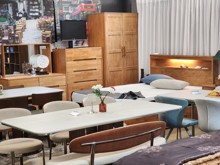 김포가구할인매장 라보엠 가구 세라믹 식탁 원목침대 다양하다
